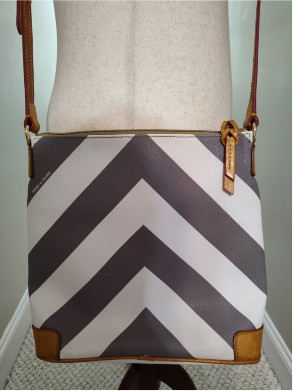 Women's Dooney & Bourke Chevron Crossbody Bag One Size Grey White - Picture 4 of 9
